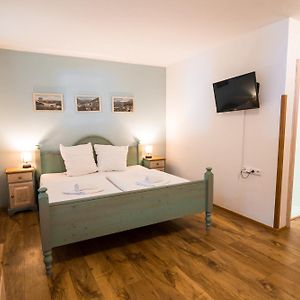 Zimmer mit Kingsize-Bett